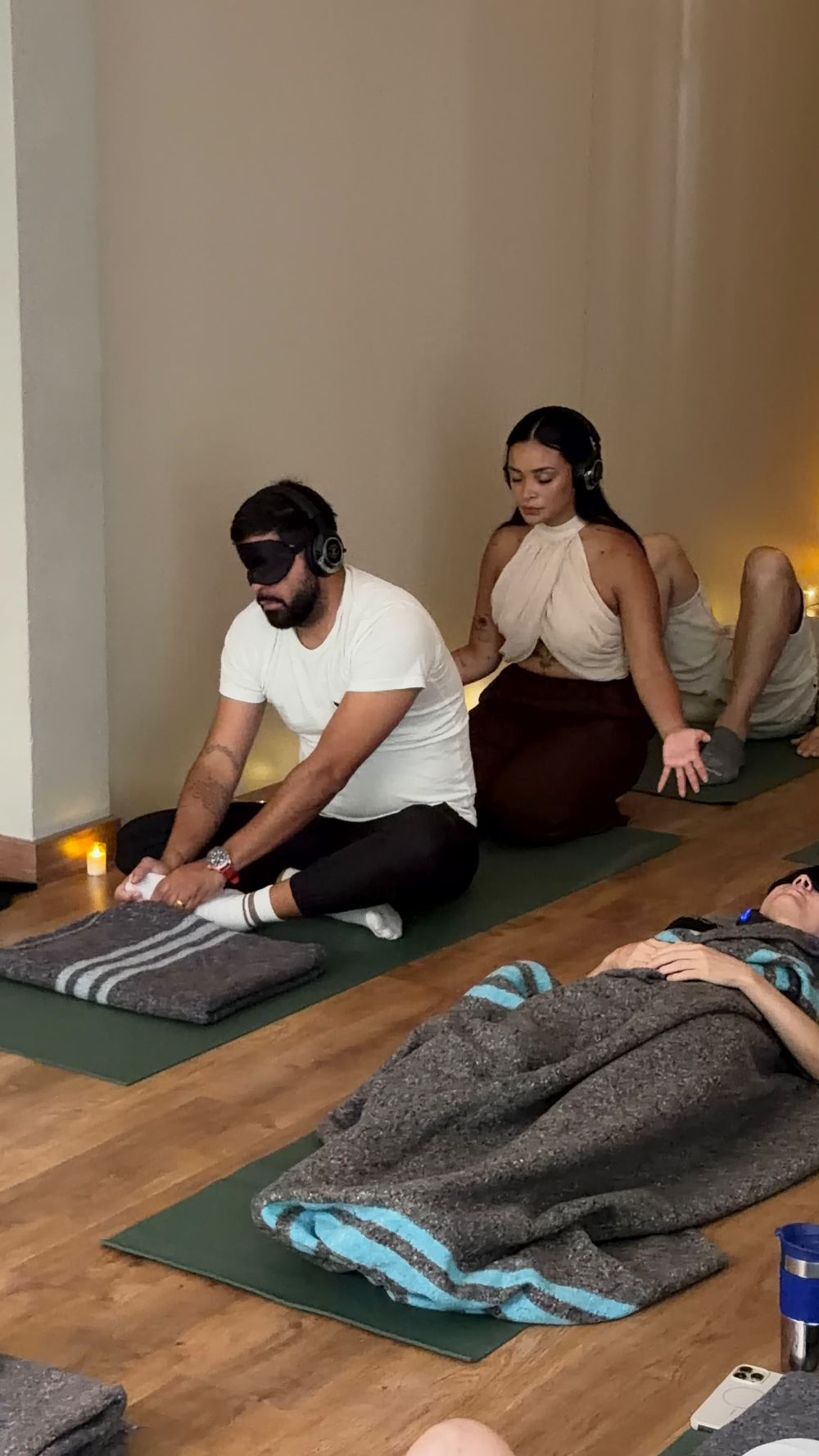Yoana acompañando a un participante sentado