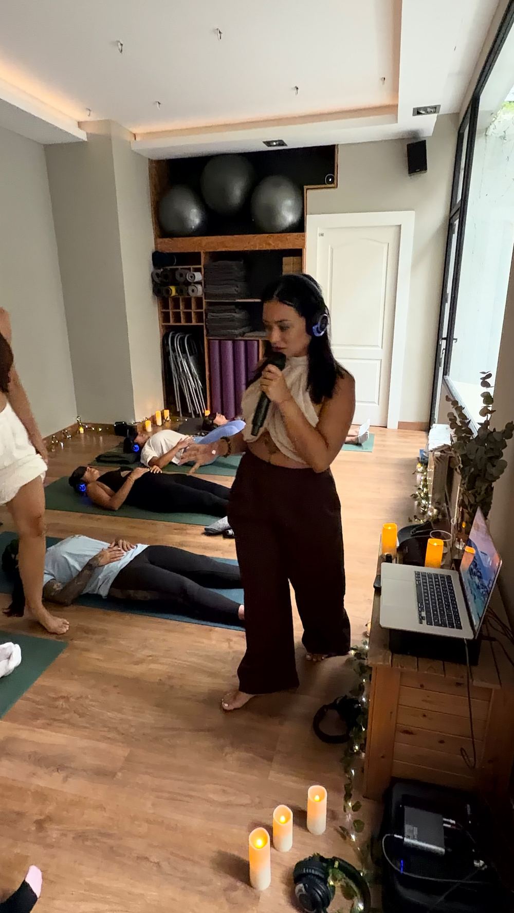 Yoana guiando la sesión con micrófono